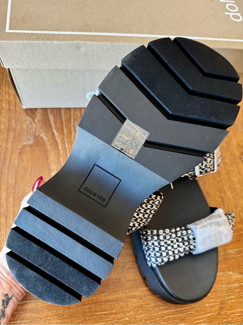 NIB Dolce Vita Palda b&w raffia sandal 8 - Picture 10 of 14